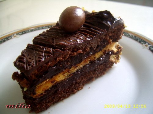 Felie tort cu ciocolata si bezea