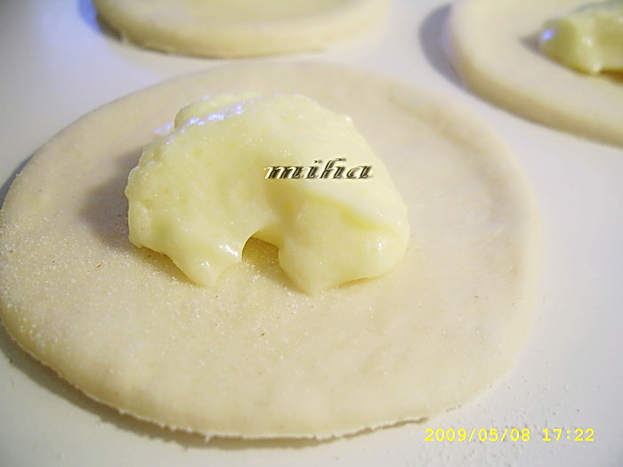 Preparare coltunasi cu branza