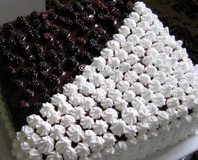 Tort cu ciocolata si mure