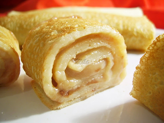 Clatite umplute cu crema de vanilie