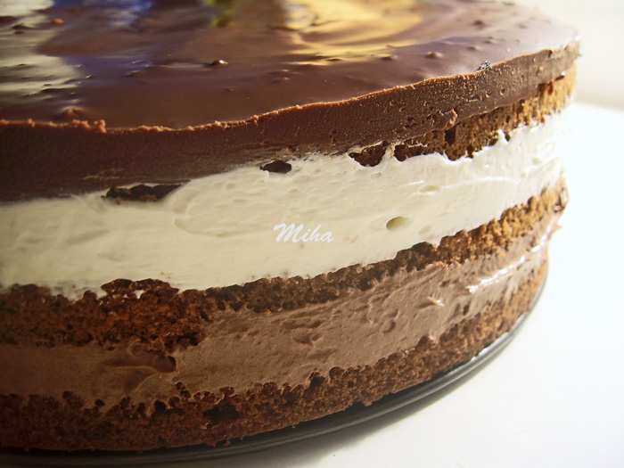 Tort cu ciocolata si piscoturi cu glazura de ciocolata
