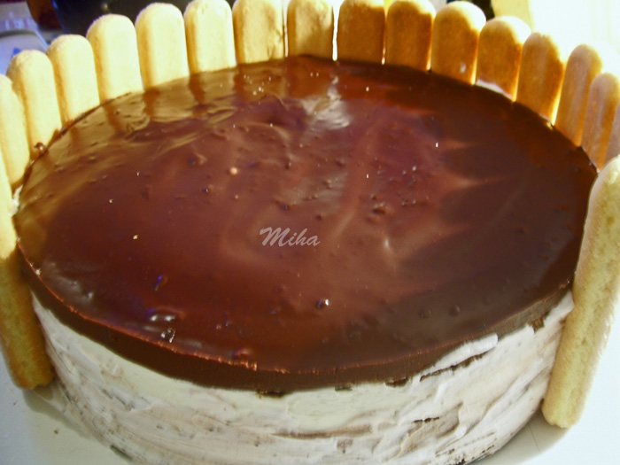 Tort cu ciocolata ornat cu piscoturi