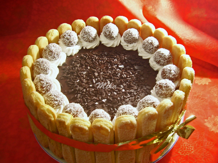 tort cu ciocolata ornat cu piscoturi si bomboane de ciocolata de casa