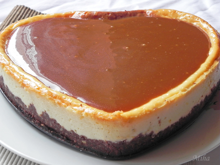 Prajitura cu branza si topping de caramel