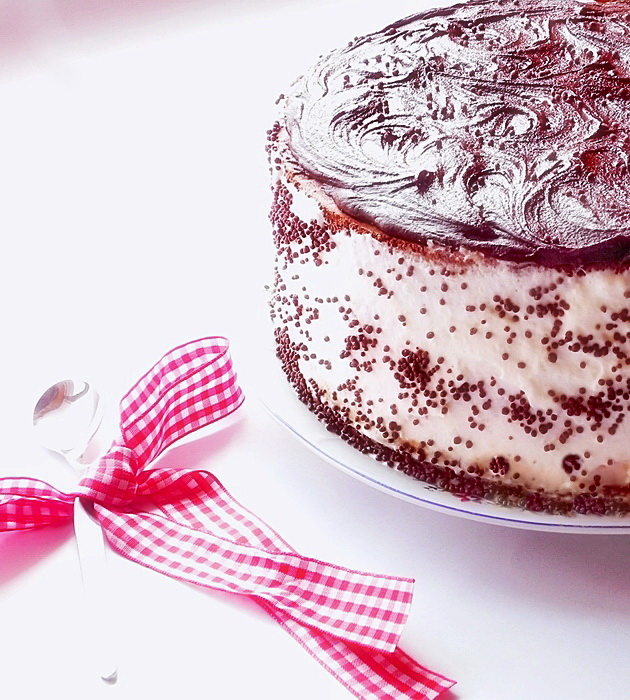 tort cu bezea si crema de ciocolata
