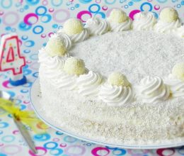 Tort cu bomboane raffaello