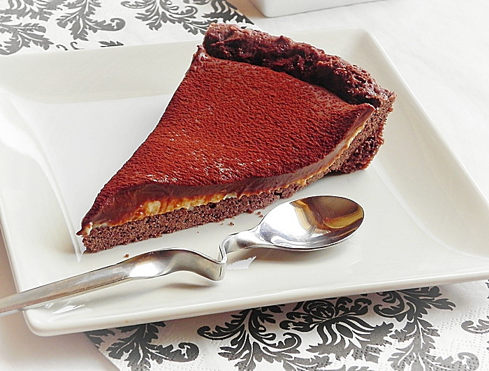 Tarta cu crema de branza si glazura de ciocolata