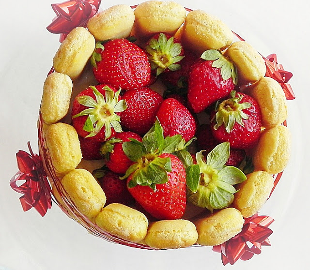tort cu crema de iaurt si capsuni
