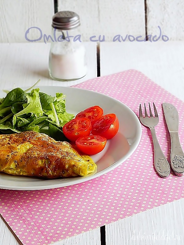 Omleta cu avocado si branza cu mucegai