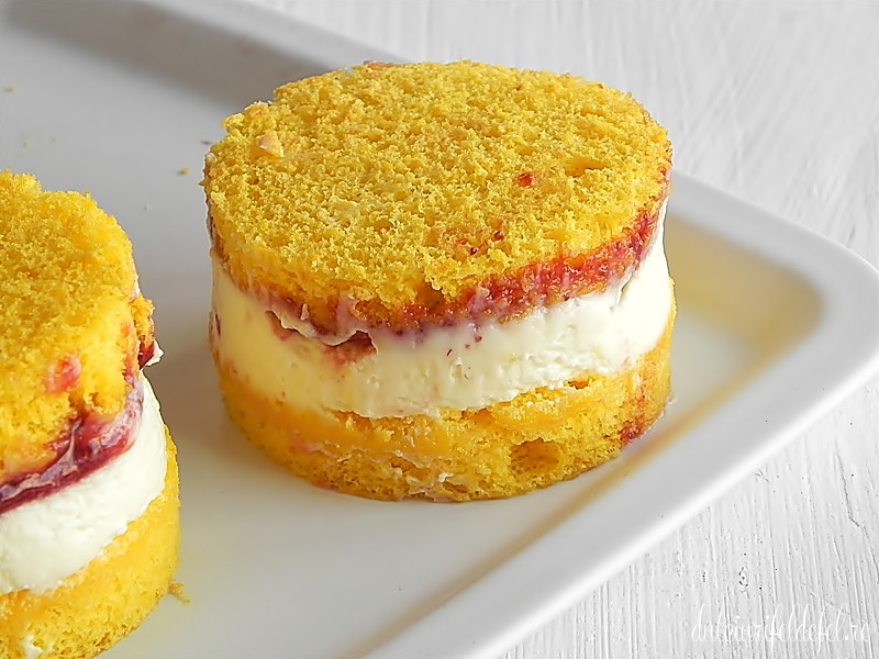 Tort cu crema de branza si gem de capsuni