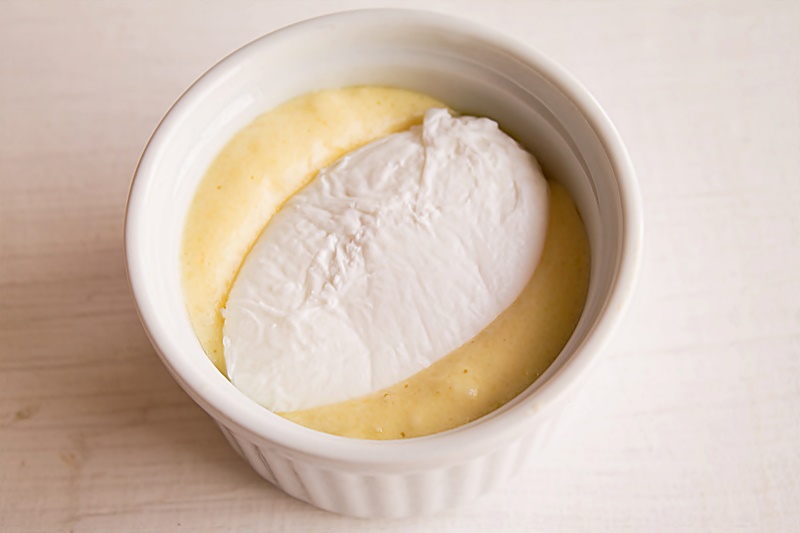 oua romanesti in sos Bechamel