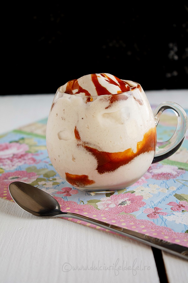 Semifreddo cu banane si sos de caramel