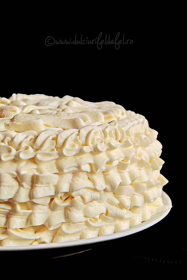 Tort cu crema caramel si frisca