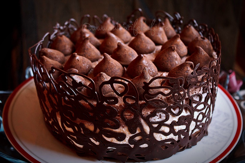 Tort cu mousse de ciocolata alba si ciocolata neagra