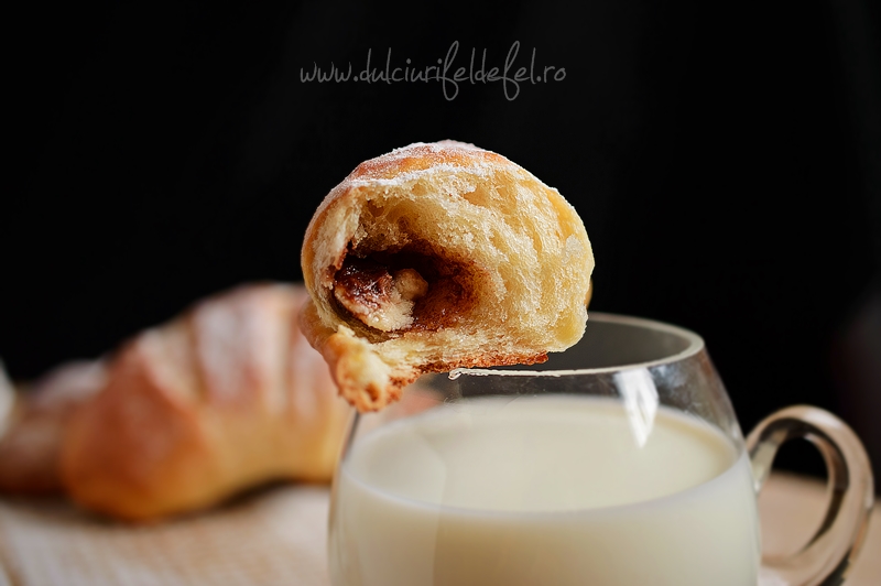 Cornuri pufoase cu crema de ciocolata