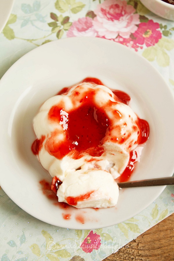 panna cotta cu lapte de cocos si gem