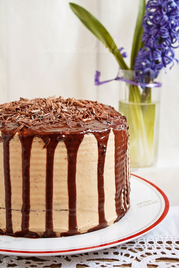 Tort cu blat de ciocolata si crema mascarpone cu caramel
