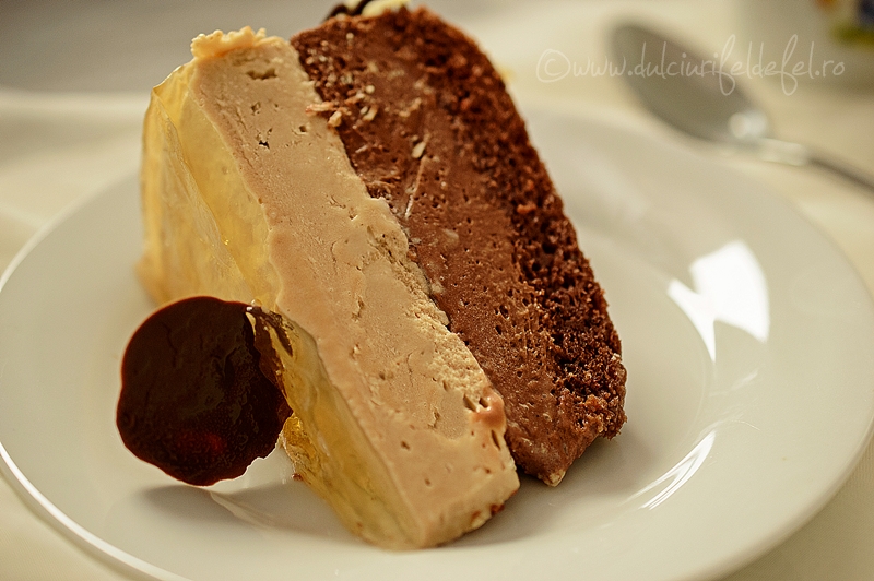 Felie de tort cu mousse de ciocolata si jeleu de sampanie