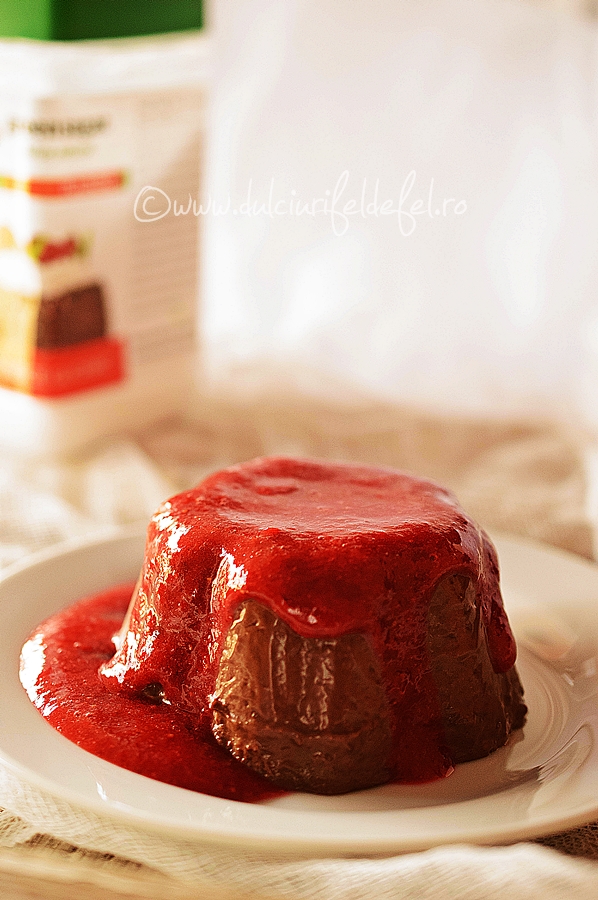 Panna cotta cu sos de capsuni