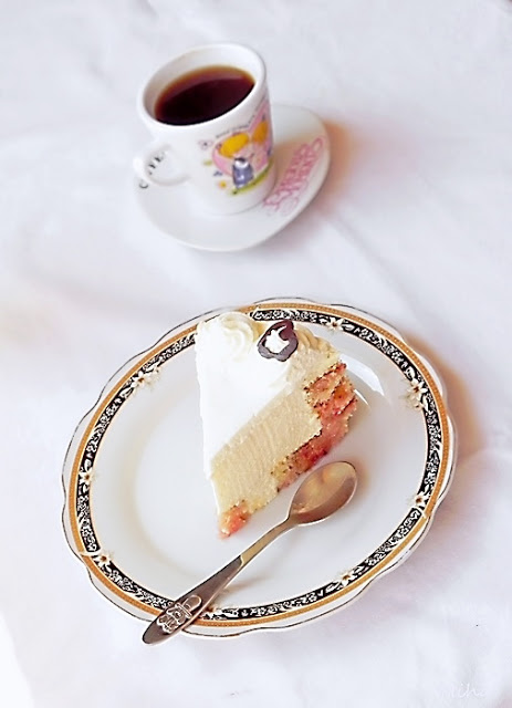 Tort cu crema mascarpone si rulada cu gem