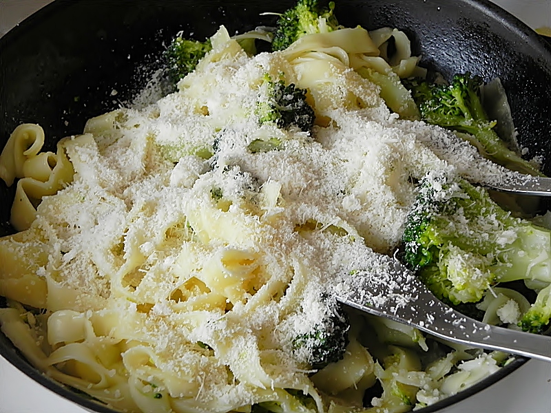 Paste cu broccoli si parmezan
