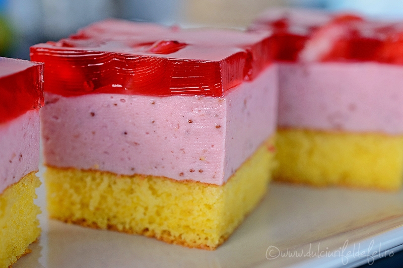Prajitura cu panna cotta de capsuni si jeleu